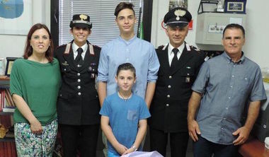 Ingoia un tappo e rischia di soffocare: salvato da due carabinieri