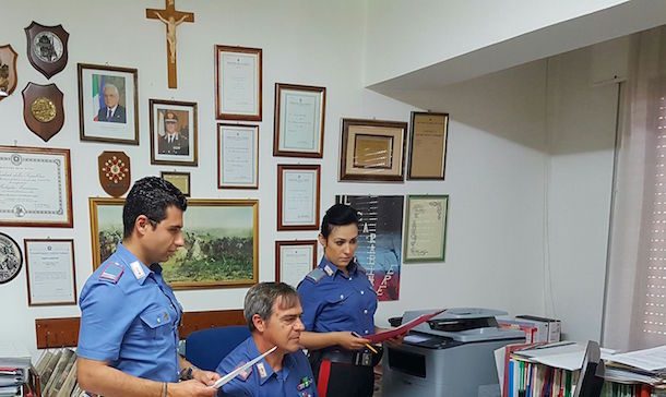 Truffe on-line. Sottoscrive una polizza assicurativa con un'agenzia inesistente: i Carabinieri denunciato tre persone 
