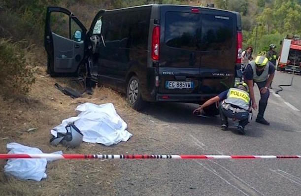 Costa Smeralda. Tragico scontro moto-minivan: perdono la vita due turisti di Vicenza