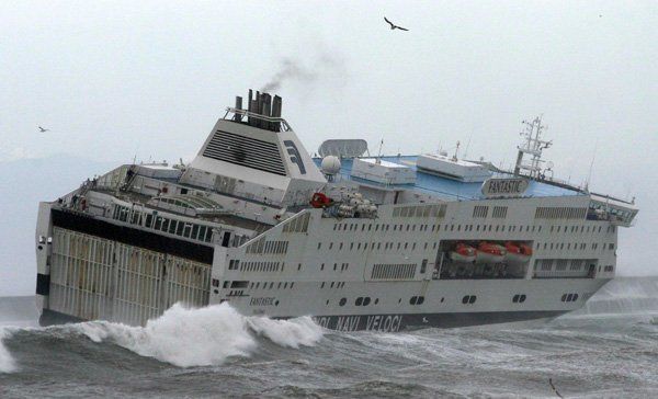 Il maestrale blocca le navi in Gallura e rende difficili le ricerche del turista di 61 anni disperso in mare da 48 ore 