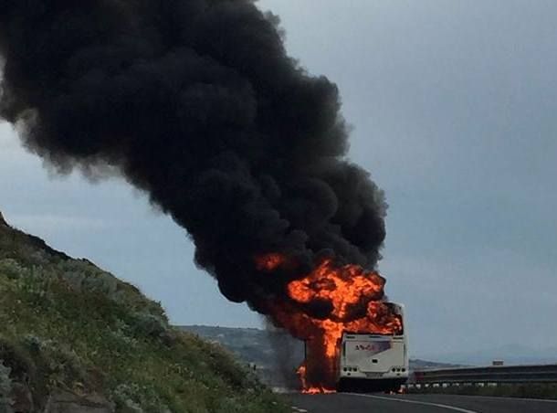 Pullman in fiamme: salvi i passeggeri