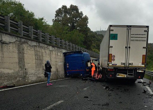 Incidente sulla Statale 131 all'altezza di Codrongianos: camionista perde il controllo del tir