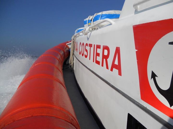 Barca affonda sul litorale di Cabras: pescatore di 70 anni riesce a mettersi in salvo e a raggiungere a nuoto una scogliera