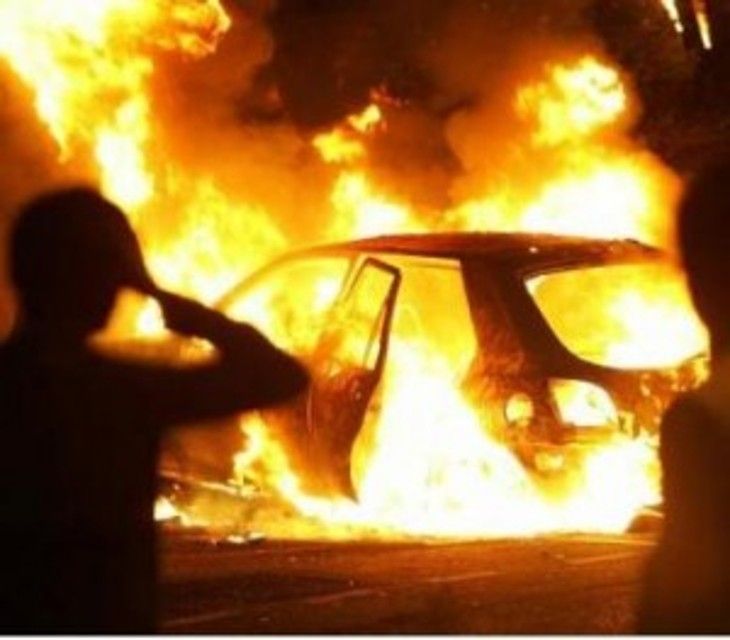 Attentato incendiario nella notte: a fuoco l'auto di un dipendente regionale