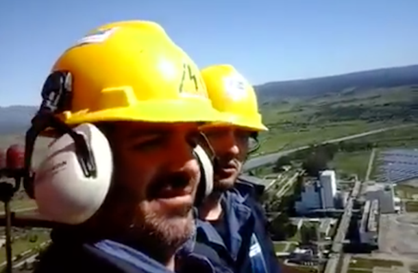 Il video-messaggio dei due lavoratori di Ottana che occupano la ciminiera per protesta a 180 metri di altezza 