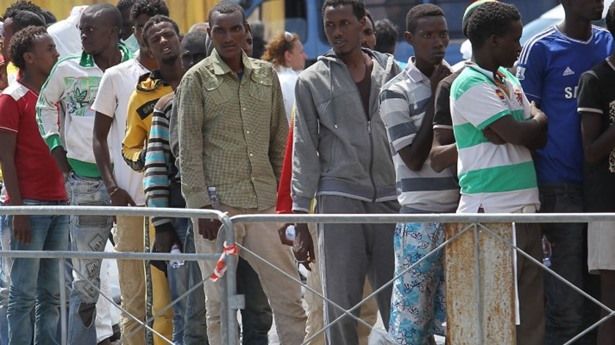 Con documenti contraffati si preparavano a lasciare la Sardegna: fermati 54 migranti