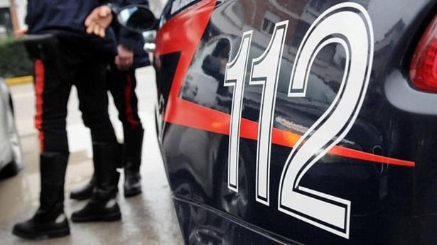 Aggredisce la fidanzata e poi tenta di colpire al volto un carabiniere: arrestato 27enne
