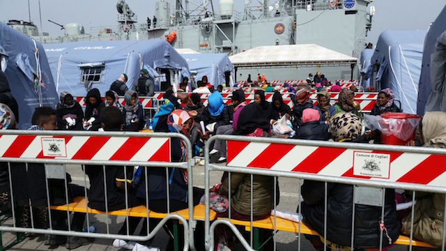 Non vogliono farsi prendere le impronte: protesta a Pirri di 200 migranti