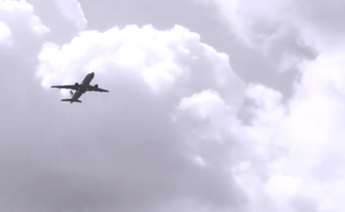 Aereo sballottato dal forte vento durante il decollo dall'aeroporto di Alghero | IL VIDEO