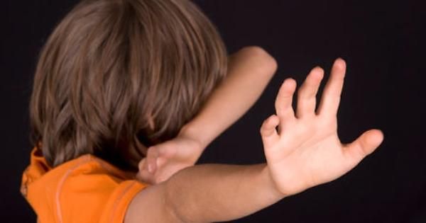 Picchia l'alunno autistico: chiesto processo per la maestra