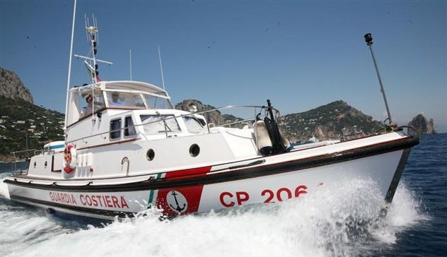 Peschereccio affonda a 12 miglia dalla costa: equipaggio tratto in salvo dalla Capitaneria di porto