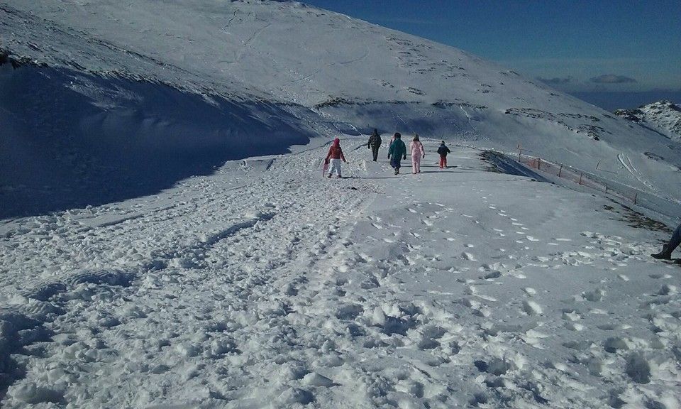 Sul Bruncu Spina con slittini, sci e snowboard