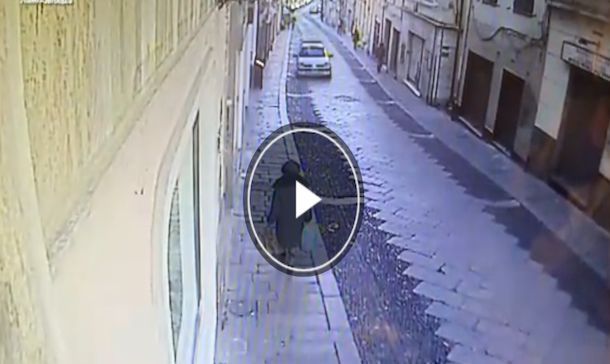 Anziana donna aggredita e scippata nel centro storico: le telecamere riprendono la scena. Ecco il video