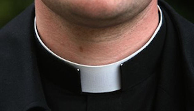 Non può diventare sacerdote: 31enne si incatena davanti al palazzo vescovile