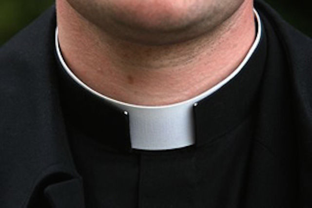Non può diventare sacerdote: 31enne si incatena davanti al palazzo vescovile