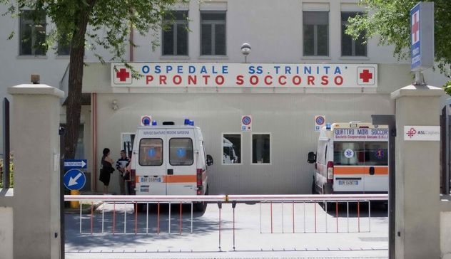 Migrante di 23 anni tenta la fuga dal terzo piano dell'ospedale, cade e muore