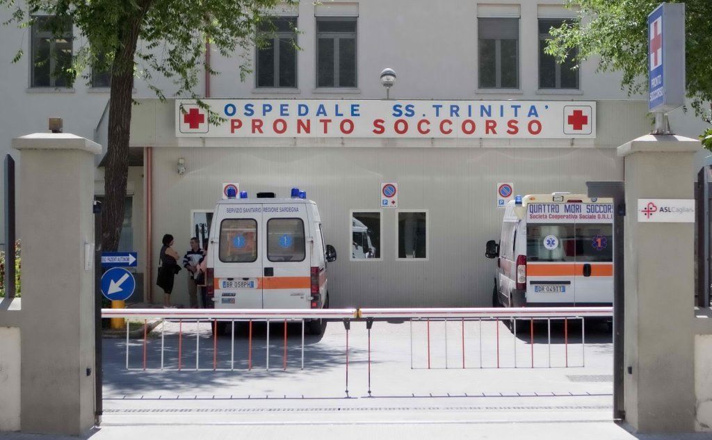 Migrante di 23 anni tenta la fuga dal terzo piano dell'ospedale, cade e muore