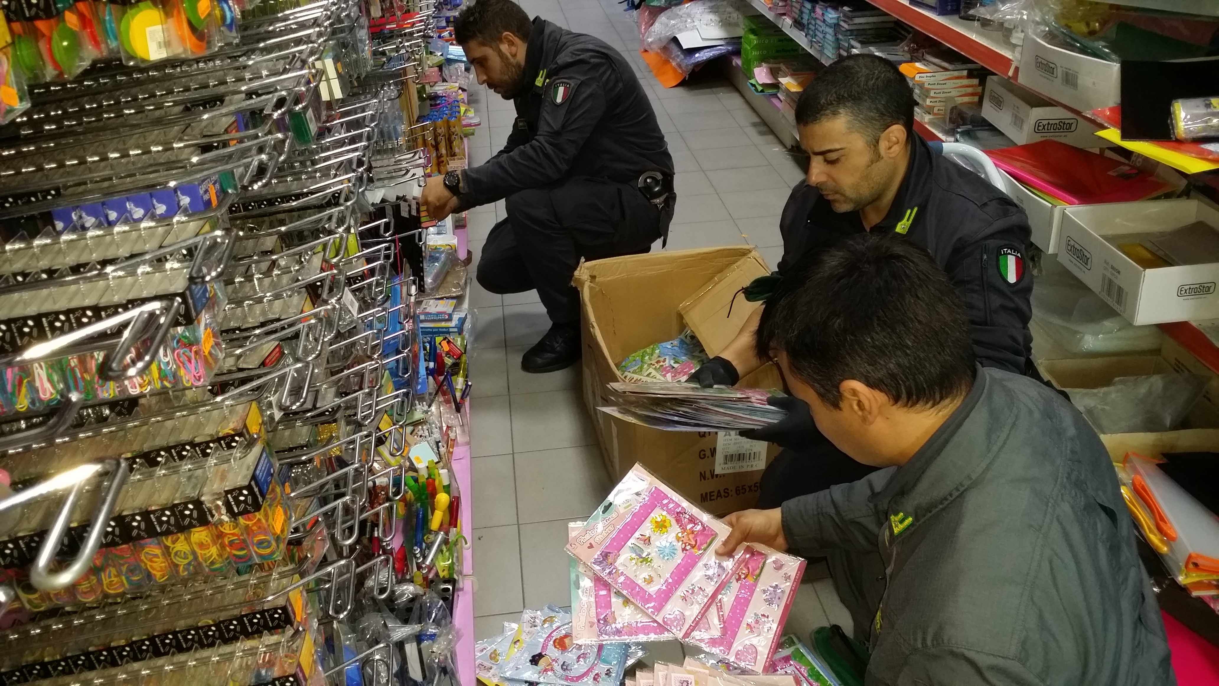 Sequestrati 190 mila prodotti contraffatti in due negozi gestiti da cinesi