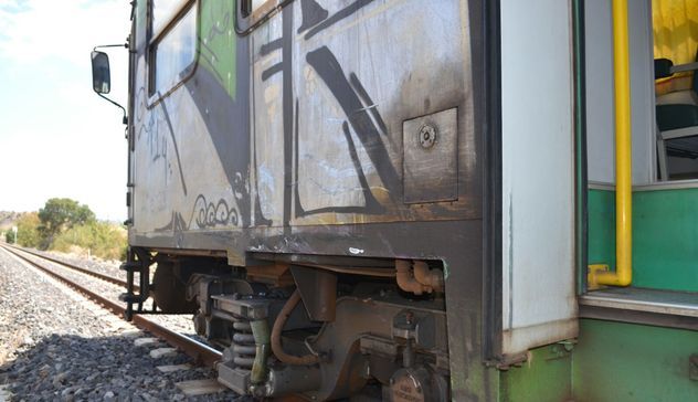 Tragedia sfiorata a Bolotana: il passaggio a livello non si chiude, auto rischia di finire sotto il treno in corsa