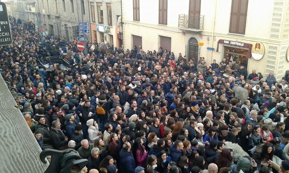 Folla nelle Cortes, Fonni si propone su nuovi mercati