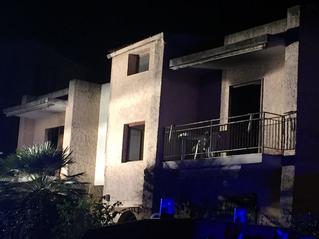 Incendio in una palazzina di via Paoli: intossicate tre persone