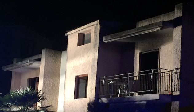 Incendio in una palazzina di via Paoli: intossicate tre persone