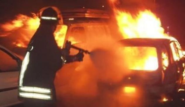 Incendio in un impianto di autodemolizione: in fiamme 165 vetture