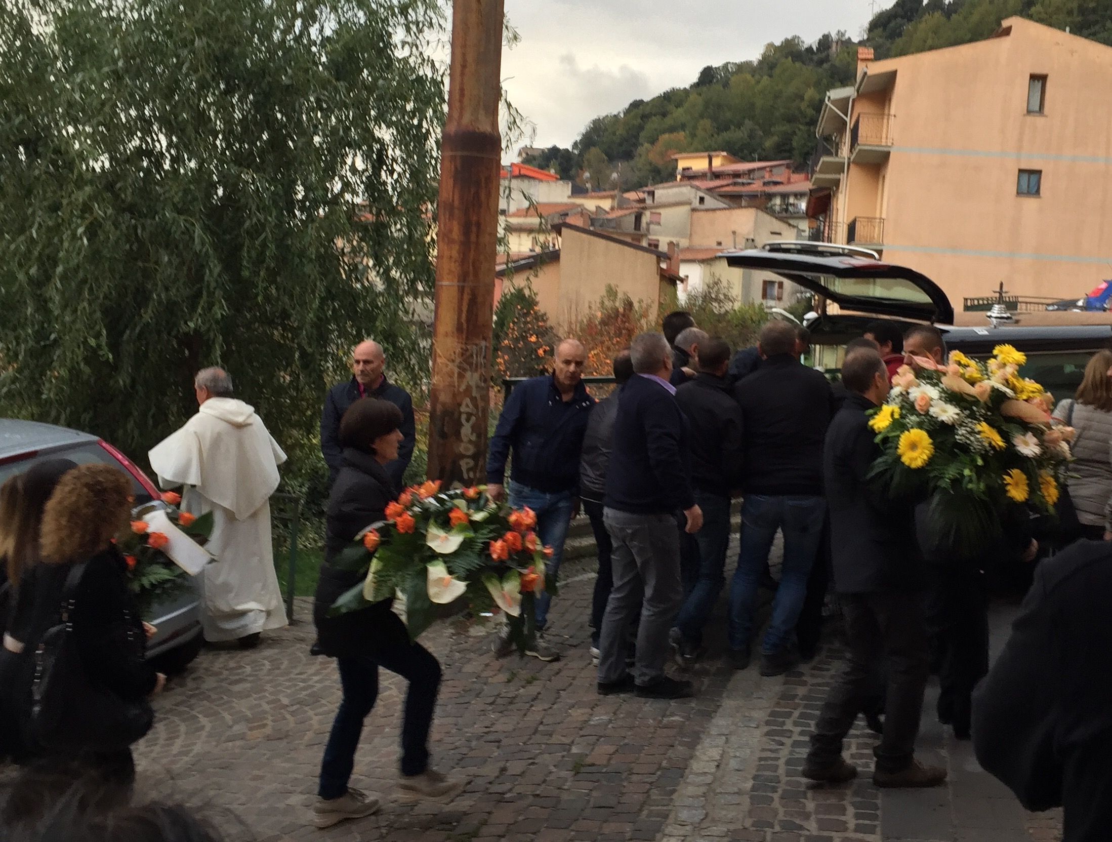 L'addio ad Antonio Floris. Il parroco ai funerali del detenuto assassinato a Padova: «Cercava la sua salvezza» 