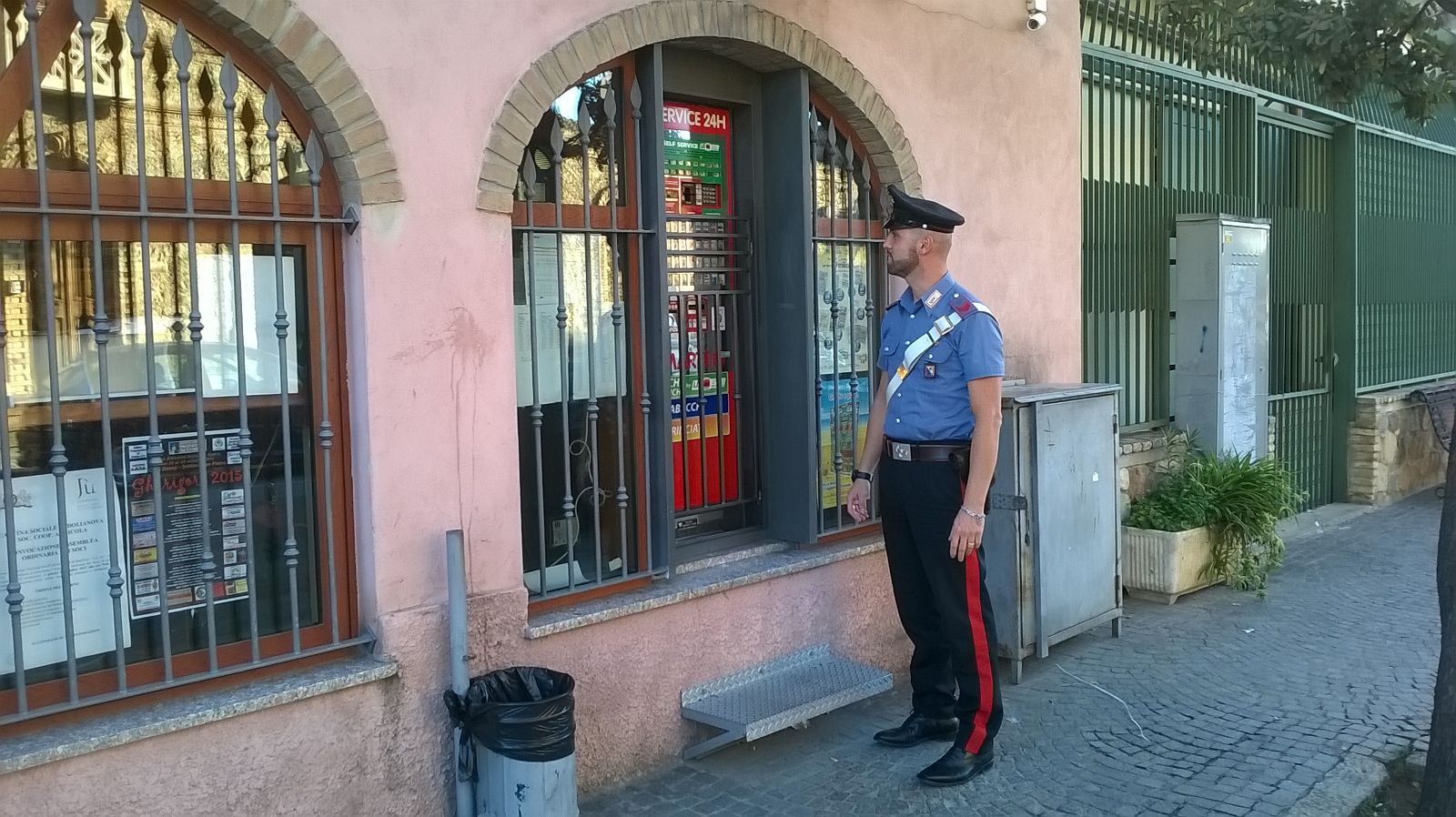 Tentano di scassinare un distributore automatico di sigarette, i Carabinieri fermano un ragazzo di 19 anni e un 15enne