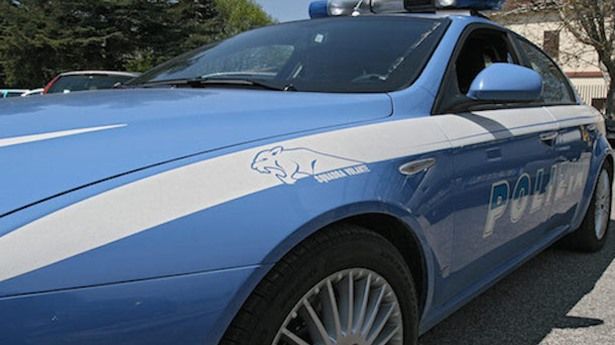 Spacca il vetro di un'auto e tenta di rubare qualcosa: acciuffato 39enne da un poliziotto fuori servizio