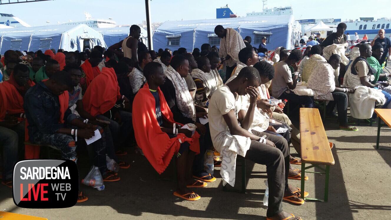 Sbarcati a Cagliari 664 profughi, riscontrati dai medici 15 casi di scabbia
