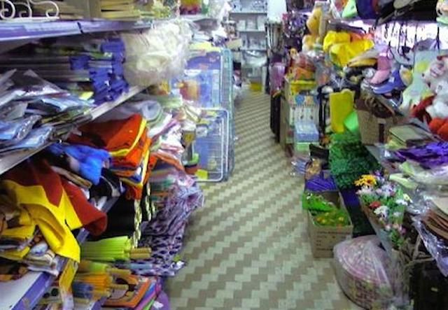 Blitz dei carabinieri nei negozi cinesi: sequestrati 110 giocattoli e 500 articoli elettrici