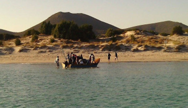 Nuovo sbarco di migranti in Sardegna. 12 persone sono arrivate sulla sulla spiaggia di Porto Pino a Sant'Anna Arresi con un barchino
