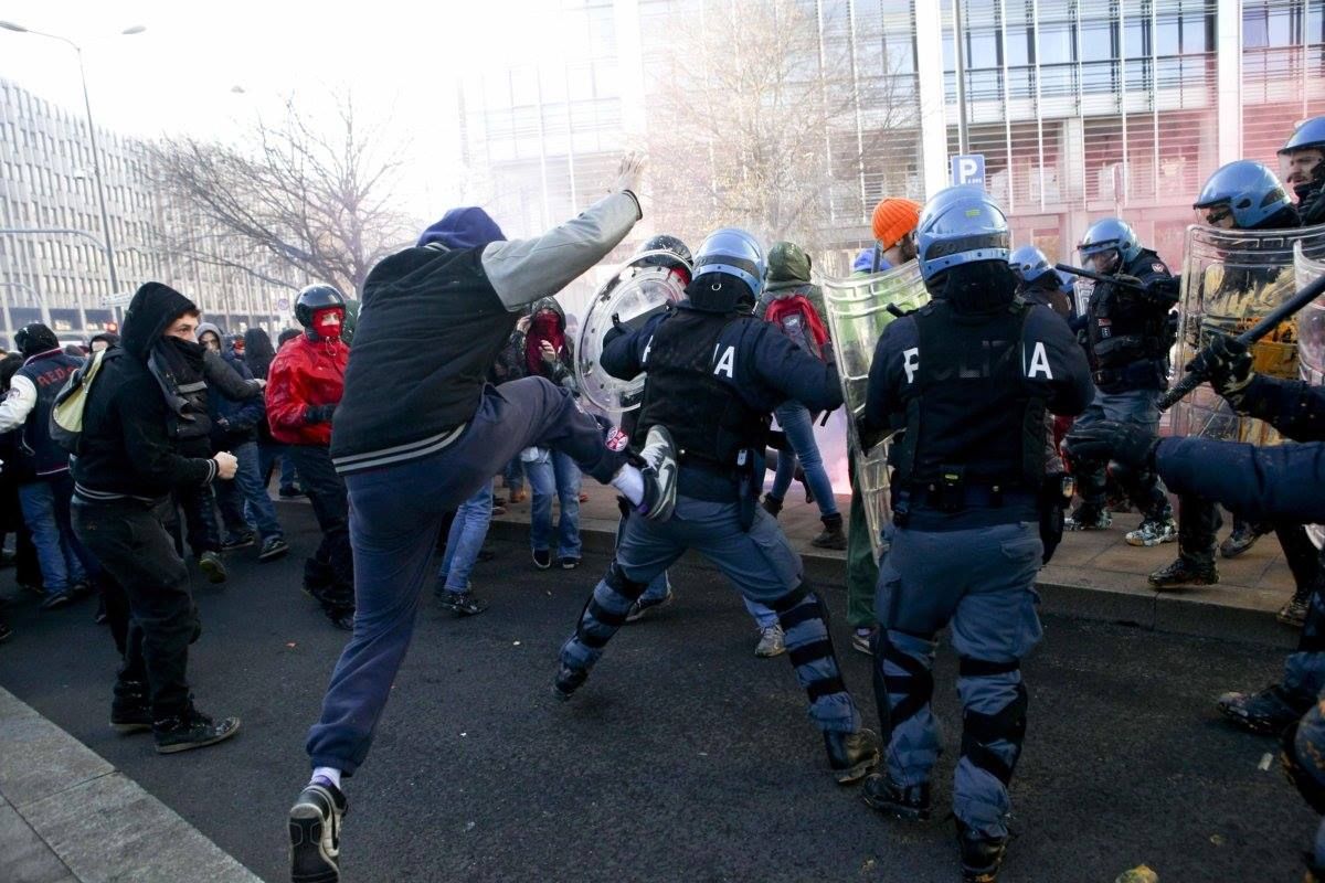 Milano. Scontri studenti-polizia davanti alla Regione