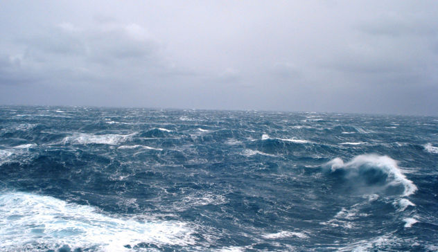 Vele strappate e mare in tempesta: la Guardia Costiera salva due persone