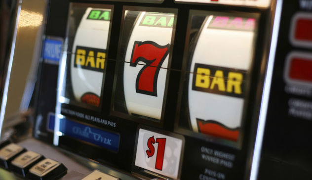 Perdono alle slot machine e picchiano il barista: arrestati due uomini di 54 e 45 anni 
