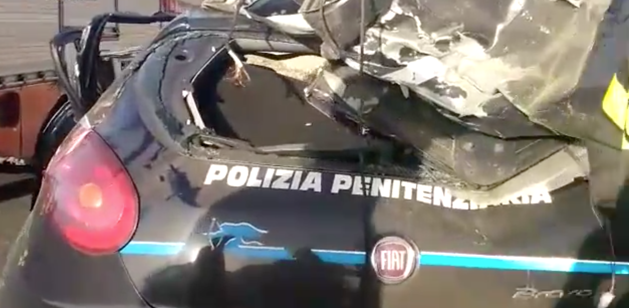 Tragedia sulla Alghero-Sassari: moto vola oltre il guard rail e uccide un agente su un'auto della polizia penitenziaria | VIDEO