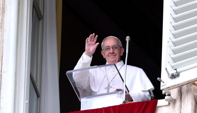 Papa Francesco saluta gli insegnanti precari venuti dalla Sardegna durante l'Angelus