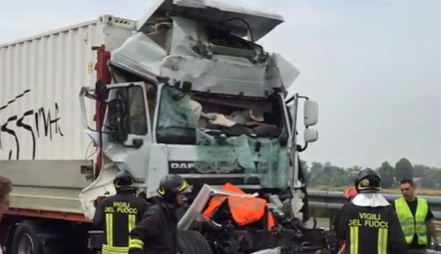 Scontro fra due autoarticolati sulla A21: muore camionista 32enne di Sassari