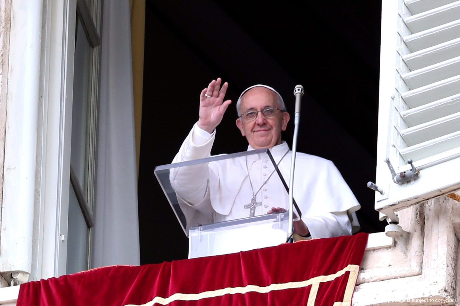 Papa Francesco saluta gli insegnanti precari venuti dalla Sardegna durante l'Angelus