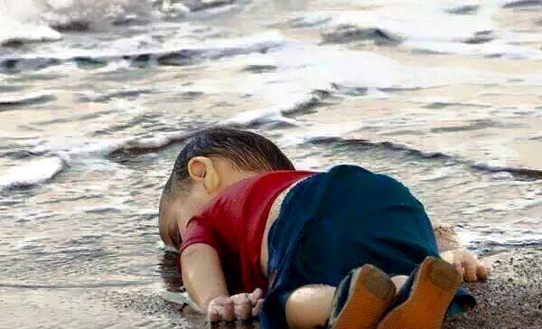 Un bambino che muore tra le braccia del mare. Di chi é la colpa?