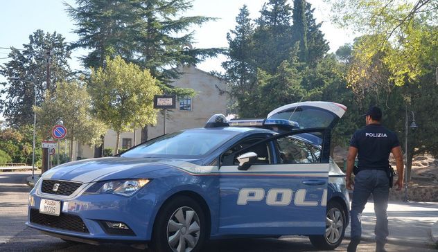 Polizia, a Nuoro la prima Seat Leon: parabrezza rinforzato e portiere corazzate