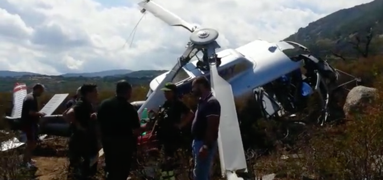 Elicottero dell'antincendio della Sardegna si schianta al suolo. Ecco cosa è successo | VIDEO