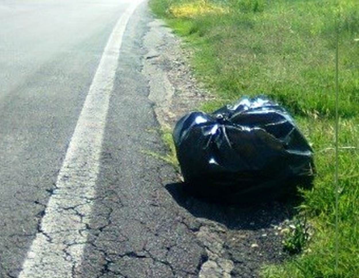 Abbandona la spazzatura in strada: multa di 150 euro