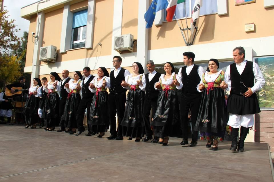 Il Gruppo Folk Santa Maria di Arzachena spegne le candeline e accende la festa in piazza