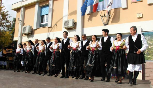 Il Gruppo Folk Santa Maria di Arzachena spegne le candeline e accende la festa in piazza