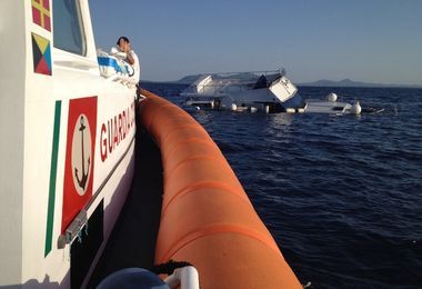 Affonda barca di 14 metri a punta Poglina: salvati due italiani