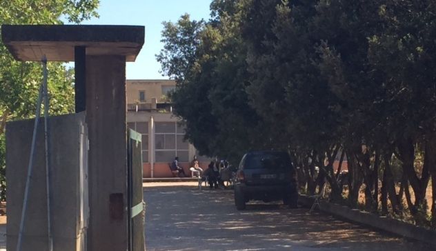 Migranti trasferiti in un agriturismo privato a Palmadula. Per protesta non scendono dai pullman 