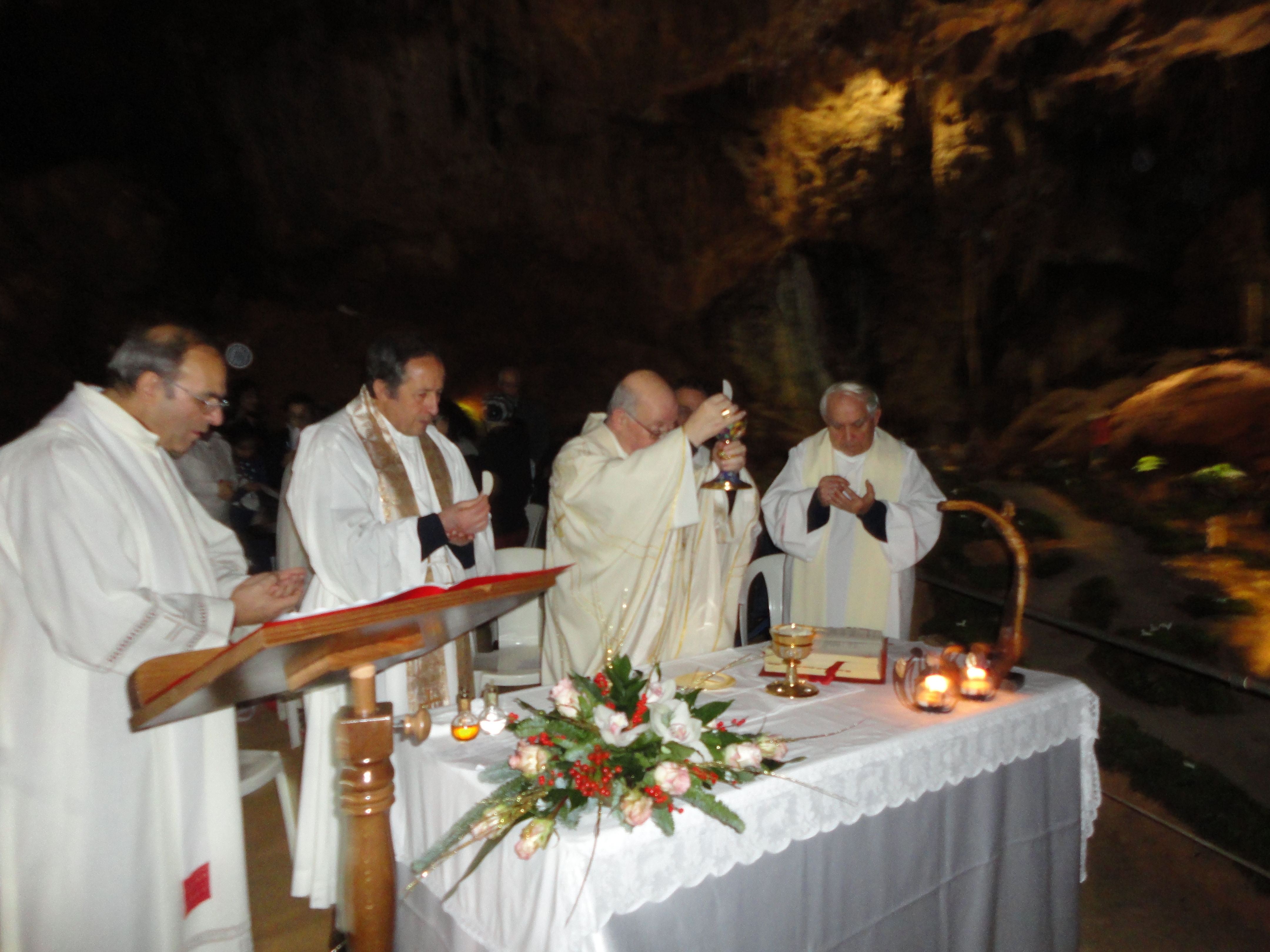 Santadi. Santa Messa nella grotta di  Is Zuddas