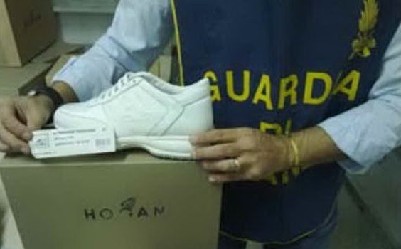 La Guardia di Finanza di Roma consegna agli alluvionati 2000 paia di scarpe 